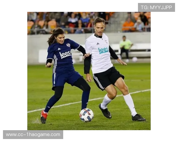 足球球星如何巧妙搓球运用技巧解析及其在比赛中的实际应用